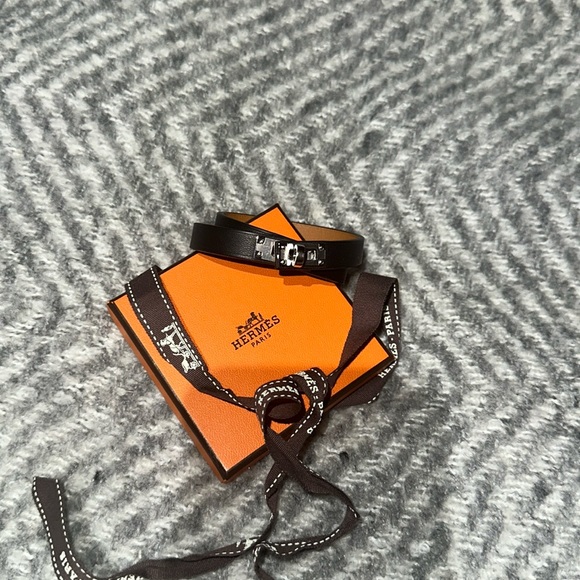 Gorgeous Hermes  Kelly leather bracelet - Picture 2 of 9